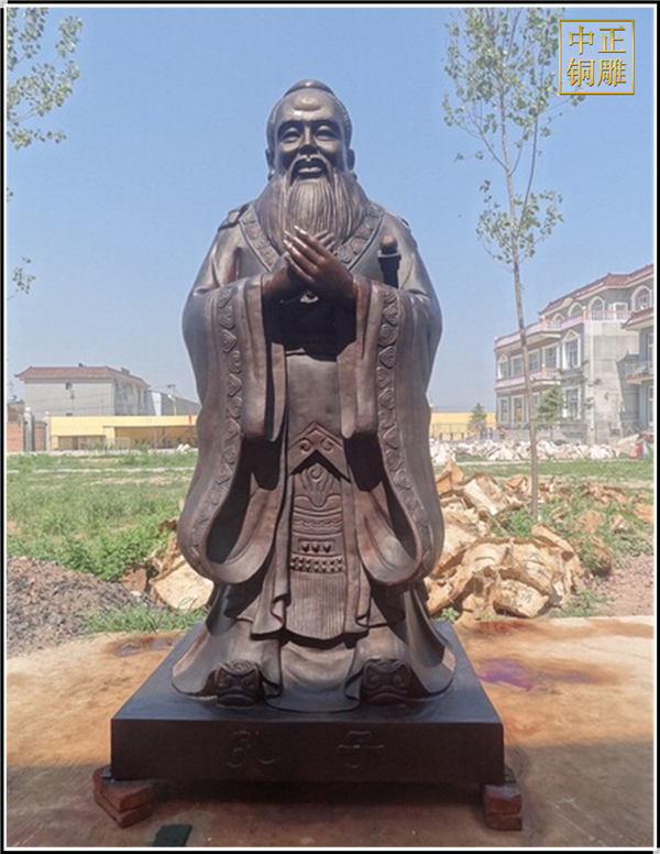 學?？鬃鱼~雕擺放